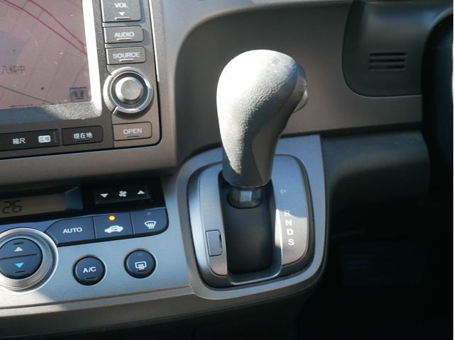 ストリーム ＲＳＺ　当店下取車　７人乗　パドルシフト　ＨＤＤナビ　バックカメラ　ミュージックサーバー　キーレス　ＥＴＣ　オートライトＨＩＤ　フォグランプ　オートエアコン　電動格納ミラー　エアロ　１７インチＡＷ　キーレス（8枚目）