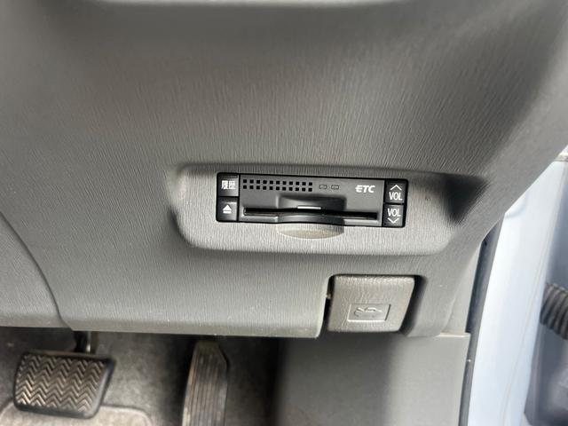 プリウス Ｓ　パワーステアリング　パワーウィンドウ　オートエアコン　エアバッグ　キーレス　スマートキー　純正ナビ　ＦＭ　ＣＤ　バックカメラ　プッシュスタート　ＥＴＣ　ドラレコ（20枚目）