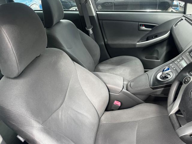 プリウス Ｓ　パワーステアリング　パワーウィンドウ　エアバッグ　オートエアコン　キーレス　スマートキー　スペアキー　社外ＨＤＤナビ　ＣＤ　ＤＶＤ　ワンセグＴＶ　バックカメラ　プッシュスタート　ＥＴＣ　対物センサー（8枚目）