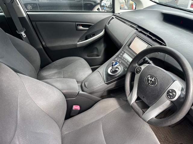 プリウス Ｓ　パワーステアリング　パワーウィンドウ　エアバッグ　オートエアコン　キーレス　スマートキー　スペアキー　社外ＨＤＤナビ　ＣＤ　ＤＶＤ　ワンセグＴＶ　バックカメラ　プッシュスタート　ＥＴＣ　対物センサー（9枚目）