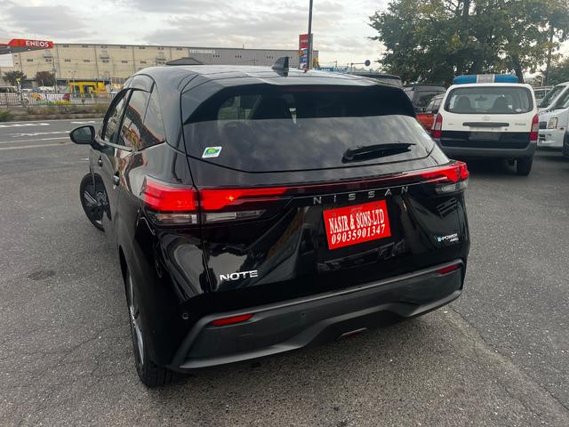 ノート Ｘ　ＦＯＵＲ　ＰＳ　ＰＷ　エアＢ　ＡＡＣ　キーレス　スマートキー　純正ナビ　ワンセグＴＶ　ＦＭ　ＢＴ接続　アラウンドビューモニター　Ｂカメラ　タイプＣ端子　ＵＳＢ端子　スタッドレスタイヤ　対物センサー（4枚目）