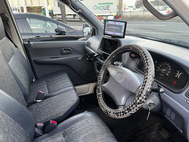 タウンエースバン ＤＸ　パワーステアリング　エアバッグ　エアコン　スペアキー　ポータブルナビ　ワンセグＴＶ　Ｂｌｕｅｔｏｏｔｈ接続　４ＡＴ（9枚目）