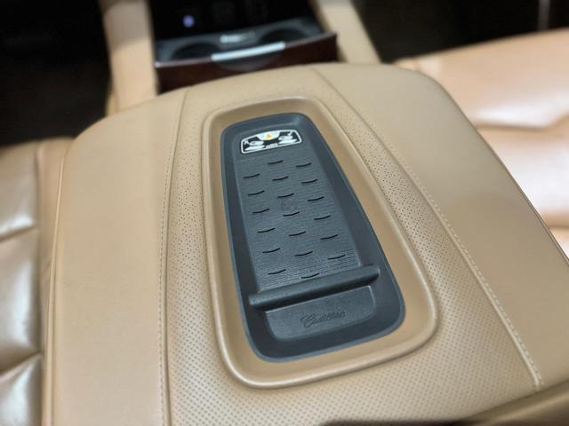 キャデラックエスカレード プラチナム　正規ディーラー車／Ａｐｐｌｅｃａｒｐｌａｙ／茶革ヒーター＆エアコン／前＆横＆後カメラ／サンルーフ／フルセグＴＶ／後席ＦＤモニター／ＤＶＤ／ＨＵＤ／電動サイドステップ＆リアゲート／ＥＴＣ／純正２２ＡＷ（48枚目）