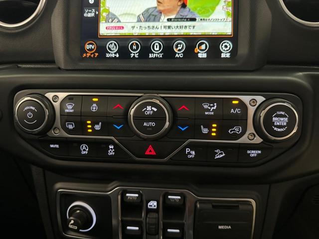 ジープ・ラングラーアンリミテッド サハラ　正規ディーラー車／Ａｐｐｌｅｃａｒｐｌａｙ／黒革ヒーター／ステアリングヒーター／ＤＴＶ／Ｆ＆Ｓ＆Ｂカメラ／ＡＣＣ／ＬＥＤライト／前後ソナー／ＤＳＲＣ／ＰＵＳＨスタート／キーレス／純１８ＡＷ／禁煙車（46枚目）