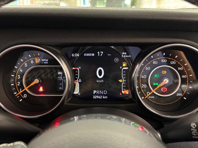 ジープ・ラングラーアンリミテッド サハラ　１年保証付／正規ディーラー車／Ａｐｐｌｅｃａｒｐｌａｙ／黒革ヒーター／ステアリングヒーター／ＡＣＣ／Ｆ＆Ｓ＆Ｂカメラ／ＤＳＲＣ／フルセグ／ヘッドレストモニター／ＢＳＭ／前後ソナー／ＢＲＵＴ１７ＡＷ（41枚目）