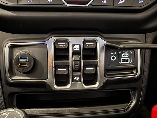 ジープ・ラングラーアンリミテッド サハラ　１年保証付／正規ディーラー車／Ａｐｐｌｅｃａｒｐｌａｙ／黒革ヒーター／ステアリングヒーター／ＡＣＣ／Ｆ＆Ｓ＆Ｂカメラ／ＤＳＲＣ／フルセグ／ヘッドレストモニター／ＢＳＭ／前後ソナー／ＢＲＵＴ１７ＡＷ（53枚目）