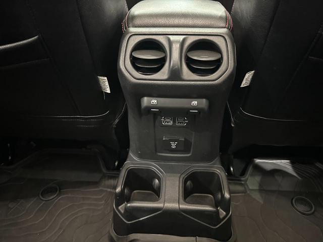 ジープ・ラングラーアンリミテッド サハラ　１年保証付／正規ディーラー車／Ａｐｐｌｅｃａｒｐｌａｙ／フルセグＴＶ／ＢＳＭ／ＥＴＣ２．０／ＡＣＣ／フロント＆サイド＆バックカメラ／前後ソナー／ＰＵＳＨスタート／ＬＥＤヘッドライト／純正１８インチＡＷ（28枚目）