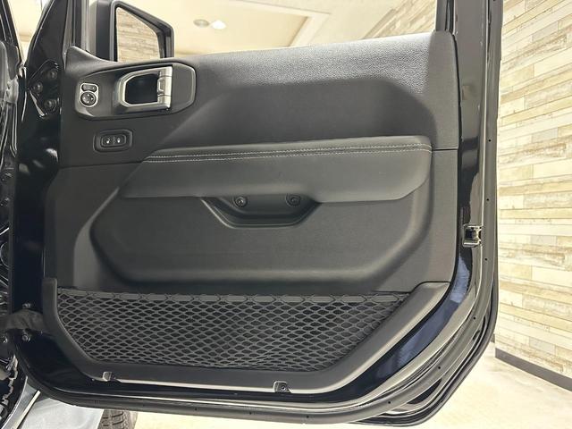 ジープ・ラングラーアンリミテッド サハラ　１年保証付／正規ディーラー車／Ａｐｐｌｅｃａｒｐｌａｙ／フルセグＴＶ／ＢＳＭ／ＥＴＣ２．０／ＡＣＣ／フロント＆サイド＆バックカメラ／前後ソナー／ＰＵＳＨスタート／ＬＥＤヘッドライト／純正１８インチＡＷ（52枚目）