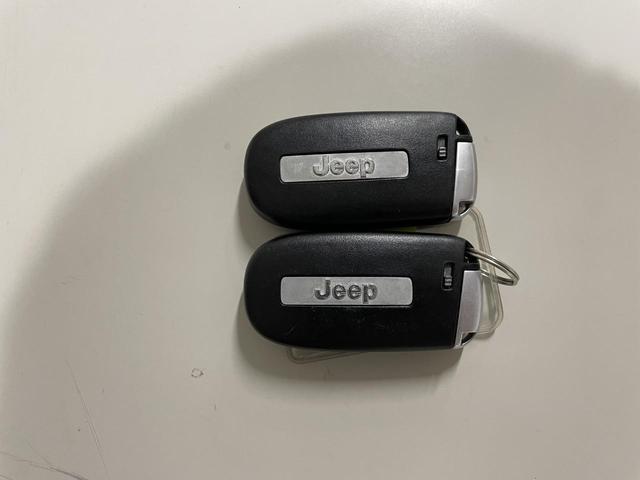 ジープ・グランドチェロキー アルティテュード　１年保証付／正規Ｄ車／２００台限定車／黒ハーフレザー／シートヒーター／ＤＳＲＣ／Ｆ＆Ｓ＆Ｂカメラ／フルセグ／Ｂｌｕｅｔｏｏｔｈ＆ＵＳＢ音楽／クルコン／エアサス／前後ソナー／ＰＵＳＨスタート／純２０ＡＷ（61枚目）