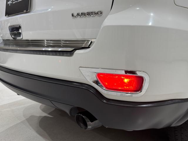 ジープ・グランドチェロキー ラレード　１年保証付／正規ディーラー車／１オーナー／Ｕｃｏｎｎｅｃｔナビ／Ｂｌｕｅｔｏｏｔｈ＆ＵＳＢ音楽／ＤＳＲＣ／クルーズコントロール／フロントカメラ／ＰＵＳＨスタート／キーレス／フルセグＴＶ／純正１８ＡＷ（19枚目）
