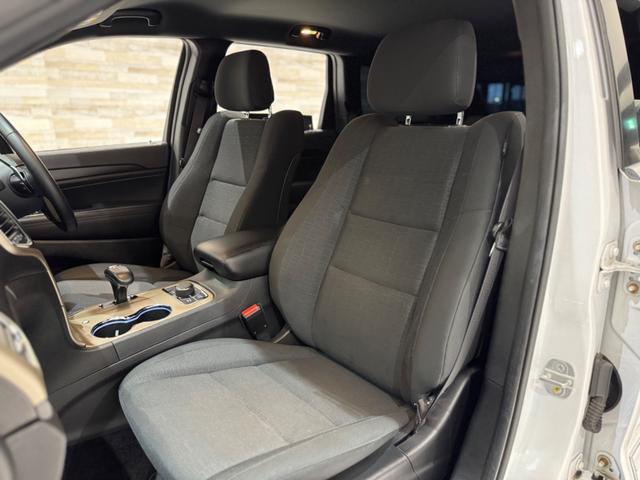 ジープ・グランドチェロキー ラレード　１年保証付／正規ディーラー車／１オーナー／Ｕｃｏｎｎｅｃｔナビ／Ｂｌｕｅｔｏｏｔｈ＆ＵＳＢ音楽／ＤＳＲＣ／クルーズコントロール／フロントカメラ／ＰＵＳＨスタート／キーレス／フルセグＴＶ／純正１８ＡＷ（23枚目）