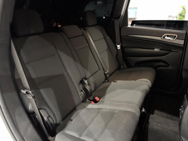 ジープ・グランドチェロキー ラレード　１年保証付／正規ディーラー車／１オーナー／Ｕｃｏｎｎｅｃｔナビ／Ｂｌｕｅｔｏｏｔｈ＆ＵＳＢ音楽／ＤＳＲＣ／クルーズコントロール／フロントカメラ／ＰＵＳＨスタート／キーレス／フルセグＴＶ／純正１８ＡＷ（24枚目）