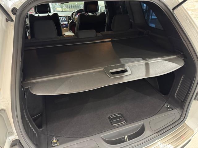 ジープ・グランドチェロキー ラレード　１年保証付／正規ディーラー車／１オーナー／Ｕｃｏｎｎｅｃｔナビ／Ｂｌｕｅｔｏｏｔｈ＆ＵＳＢ音楽／ＤＳＲＣ／クルーズコントロール／フロントカメラ／ＰＵＳＨスタート／キーレス／フルセグＴＶ／純正１８ＡＷ（27枚目）