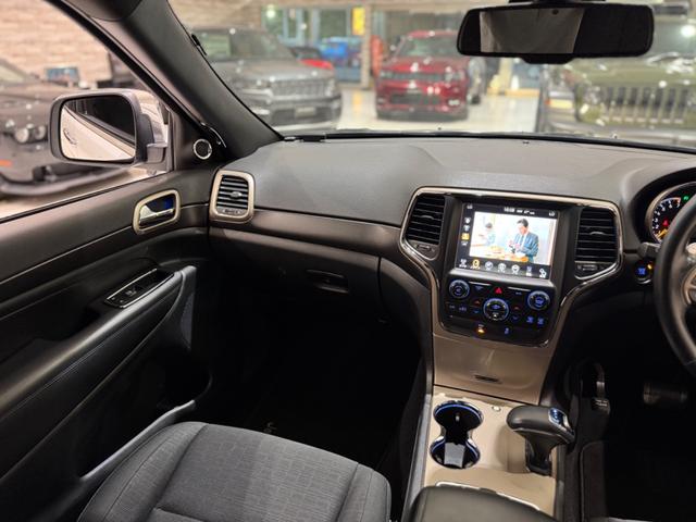 ジープ・グランドチェロキー ラレード　１年保証付／正規ディーラー車／１オーナー／Ｕｃｏｎｎｅｃｔナビ／Ｂｌｕｅｔｏｏｔｈ＆ＵＳＢ音楽／ＤＳＲＣ／クルーズコントロール／フロントカメラ／ＰＵＳＨスタート／キーレス／フルセグＴＶ／純正１８ＡＷ（31枚目）