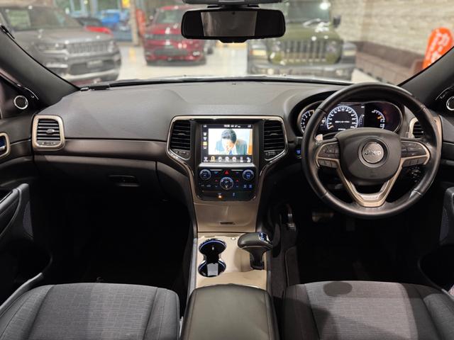 ジープ・グランドチェロキー ラレード　１年保証付／正規ディーラー車／１オーナー／Ｕｃｏｎｎｅｃｔナビ／Ｂｌｕｅｔｏｏｔｈ＆ＵＳＢ音楽／ＤＳＲＣ／クルーズコントロール／フロントカメラ／ＰＵＳＨスタート／キーレス／フルセグＴＶ／純正１８ＡＷ（32枚目）