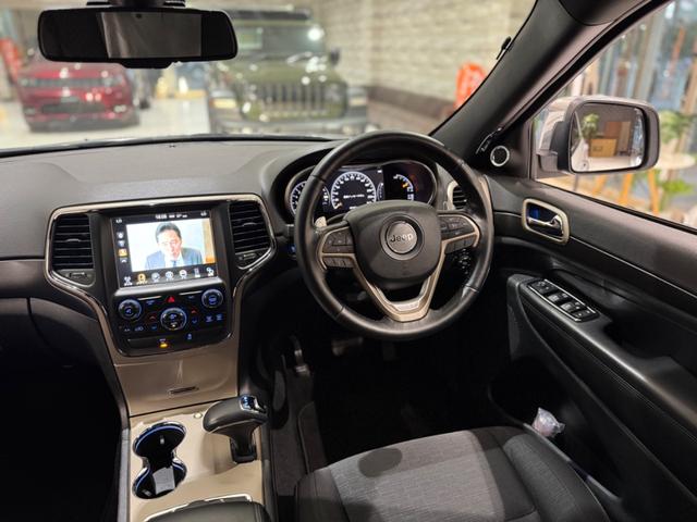 ジープ・グランドチェロキー ラレード　１年保証付／正規ディーラー車／１オーナー／Ｕｃｏｎｎｅｃｔナビ／Ｂｌｕｅｔｏｏｔｈ＆ＵＳＢ音楽／ＤＳＲＣ／クルーズコントロール／フロントカメラ／ＰＵＳＨスタート／キーレス／フルセグＴＶ／純正１８ＡＷ（33枚目）
