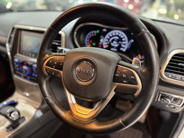 ジープ・グランドチェロキー ラレード　１年保証付／正規ディーラー車／１オーナー／Ｕｃｏｎｎｅｃｔナビ／Ｂｌｕｅｔｏｏｔｈ＆ＵＳＢ音楽／ＤＳＲＣ／クルーズコントロール／フロントカメラ／ＰＵＳＨスタート／キーレス／フルセグＴＶ／純正１８ＡＷ（34枚目）