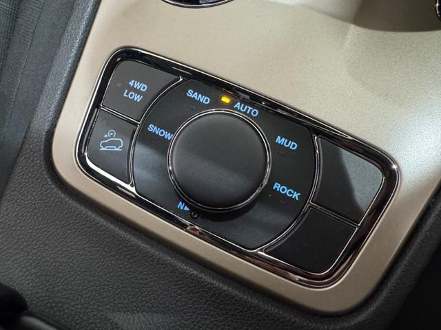 ジープ・グランドチェロキー ラレード　１年保証付／正規ディーラー車／１オーナー／Ｕｃｏｎｎｅｃｔナビ／Ｂｌｕｅｔｏｏｔｈ＆ＵＳＢ音楽／ＤＳＲＣ／クルーズコントロール／フロントカメラ／ＰＵＳＨスタート／キーレス／フルセグＴＶ／純正１８ＡＷ（48枚目）
