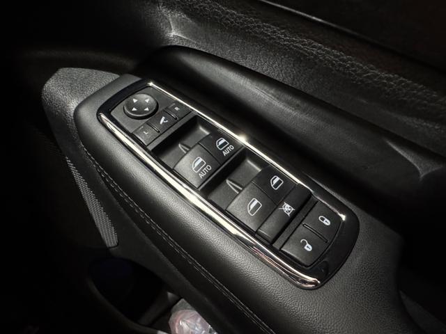 ジープ・グランドチェロキー ラレード　１年保証付／正規ディーラー車／１オーナー／Ｕｃｏｎｎｅｃｔナビ／Ｂｌｕｅｔｏｏｔｈ＆ＵＳＢ音楽／ＤＳＲＣ／クルーズコントロール／フロントカメラ／ＰＵＳＨスタート／キーレス／フルセグＴＶ／純正１８ＡＷ（52枚目）