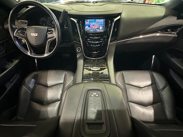 キャデラックエスカレード プラチナム　１年保証付／正規ディーラー車／サンルーフ／黒革パワーシート／フルセグ／後席モニター／ＥＴＣ／前後ソナー／ステアリングヒーター／エアシート＆ヒーター／Ｂｌｕｅｔｏｏｔｈ＆ＵＳＢ／純正２２ｉｎｃｈＡＷ（34枚目）