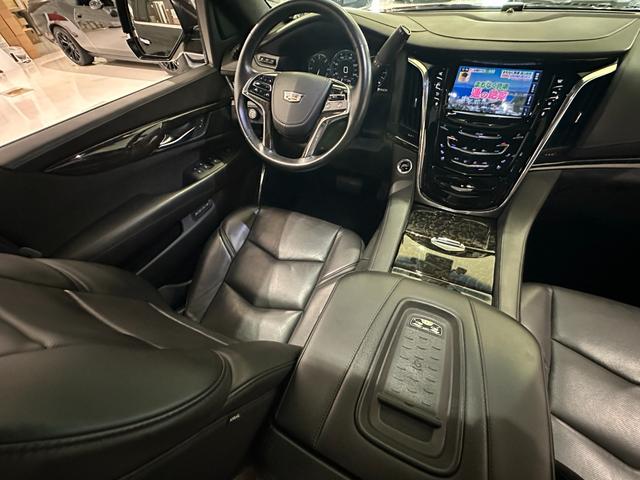 キャデラックエスカレード プラチナム　１年保証付／正規ディーラー車／サンルーフ／黒革パワーシート／フルセグ／後席モニター／ＥＴＣ／前後ソナー／ステアリングヒーター／エアシート＆ヒーター／Ｂｌｕｅｔｏｏｔｈ＆ＵＳＢ／純正２２ｉｎｃｈＡＷ（35枚目）