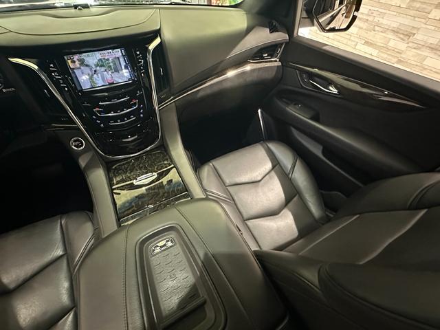 キャデラックエスカレード プラチナム　１年保証付／正規ディーラー車／サンルーフ／黒革パワーシート／フルセグ／後席モニター／ＥＴＣ／前後ソナー／ステアリングヒーター／エアシート＆ヒーター／Ｂｌｕｅｔｏｏｔｈ＆ＵＳＢ／純正２２ｉｎｃｈＡＷ（36枚目）