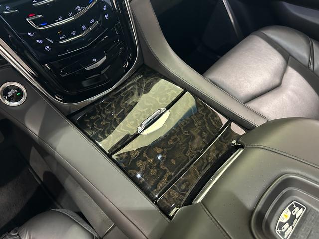 キャデラックエスカレード プラチナム　１年保証付／正規ディーラー車／サンルーフ／黒革パワーシート／フルセグ／後席モニター／ＥＴＣ／前後ソナー／ステアリングヒーター／エアシート＆ヒーター／Ｂｌｕｅｔｏｏｔｈ＆ＵＳＢ／純正２２ｉｎｃｈＡＷ（49枚目）