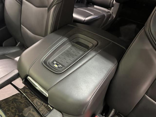 キャデラックエスカレード プラチナム　１年保証付／正規ディーラー車／サンルーフ／黒革パワーシート／フルセグ／後席モニター／ＥＴＣ／前後ソナー／ステアリングヒーター／エアシート＆ヒーター／Ｂｌｕｅｔｏｏｔｈ＆ＵＳＢ／純正２２ｉｎｃｈＡＷ（51枚目）
