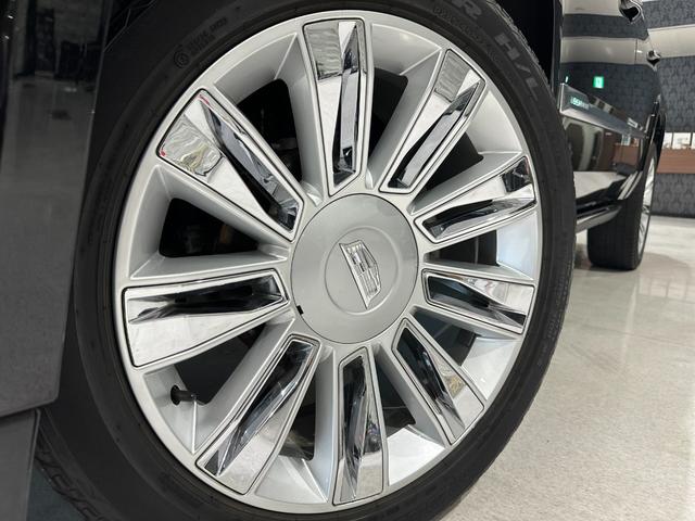 キャデラックエスカレード プラチナム　１年保証付／正規ディーラー車／サンルーフ／黒革パワーシート／フルセグ／後席モニター／ＥＴＣ／前後ソナー／ステアリングヒーター／エアシート＆ヒーター／Ｂｌｕｅｔｏｏｔｈ＆ＵＳＢ／純正２２ｉｎｃｈＡＷ（57枚目）