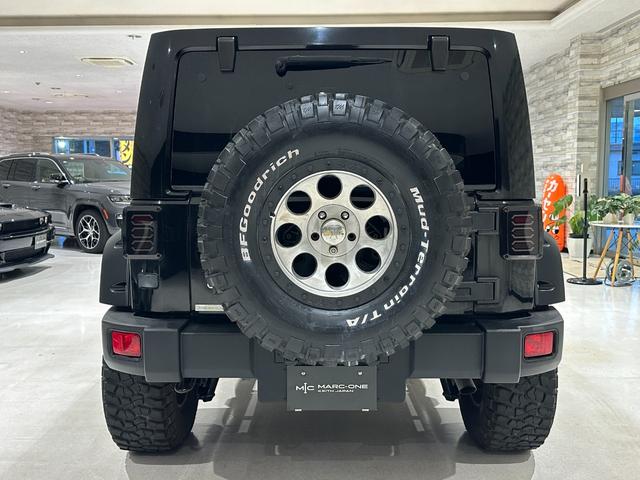ジープ・ラングラーアンリミテッド サハラ　１年保証付／正規ディーラー車／リフトアップ／黒革ヒーター／フルセグ／ＣＤ＆ＤＶＤ／ＥＴＣ／横＆後カメラ／社外フロントバンパー＆サイドステップ／ＬＥＤヘッドライト＆テールライト／社外１７ｉｎｃｈＡＷ／（16枚目）