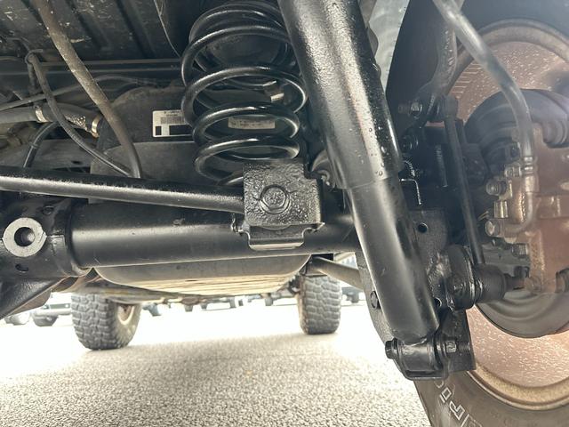 ジープ・ラングラーアンリミテッド サハラ　１年保証付／正規ディーラー車／リフトアップ／黒革ヒーター／フルセグ／ＣＤ＆ＤＶＤ／ＥＴＣ／横＆後カメラ／社外フロントバンパー＆サイドステップ／ＬＥＤヘッドライト＆テールライト／社外１７ｉｎｃｈＡＷ／（24枚目）