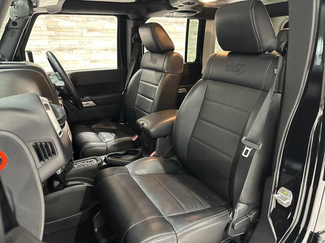 ジープ・ラングラーアンリミテッド サハラ　１年保証付／正規ディーラー車／リフトアップ／黒革ヒーター／フルセグ／ＣＤ＆ＤＶＤ／ＥＴＣ／横＆後カメラ／社外フロントバンパー＆サイドステップ／ＬＥＤヘッドライト＆テールライト／社外１７ｉｎｃｈＡＷ／（26枚目）