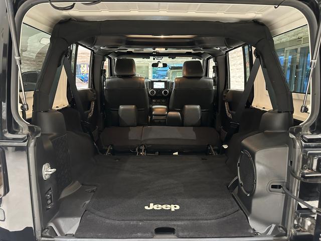 ジープ・ラングラーアンリミテッド サハラ　１年保証付／正規ディーラー車／リフトアップ／黒革ヒーター／フルセグ／ＣＤ＆ＤＶＤ／ＥＴＣ／横＆後カメラ／社外フロントバンパー＆サイドステップ／ＬＥＤヘッドライト＆テールライト／社外１７ｉｎｃｈＡＷ／（33枚目）