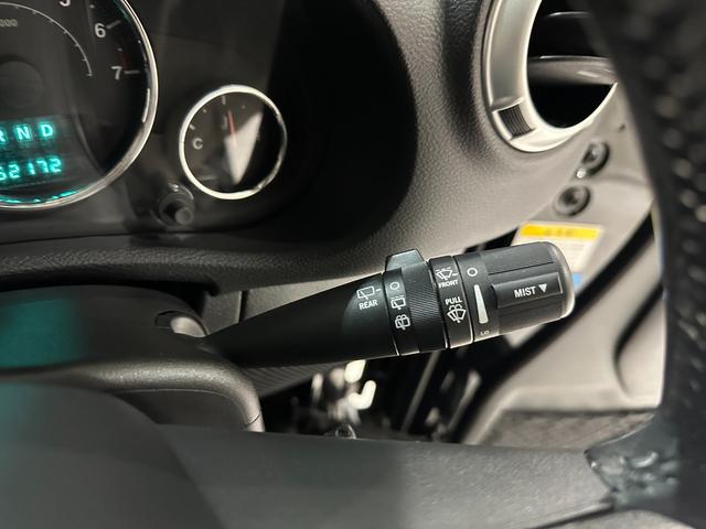 ジープ・ラングラーアンリミテッド サハラ　１年保証付／正規ディーラー車／リフトアップ／黒革ヒーター／フルセグ／ＣＤ＆ＤＶＤ／ＥＴＣ／横＆後カメラ／社外フロントバンパー＆サイドステップ／ＬＥＤヘッドライト＆テールライト／社外１７ｉｎｃｈＡＷ／（41枚目）