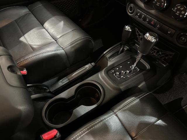 ジープ・ラングラーアンリミテッド サハラ　１年保証付／正規ディーラー車／リフトアップ／黒革ヒーター／フルセグ／ＣＤ＆ＤＶＤ／ＥＴＣ／横＆後カメラ／社外フロントバンパー＆サイドステップ／ＬＥＤヘッドライト＆テールライト／社外１７ｉｎｃｈＡＷ／（49枚目）