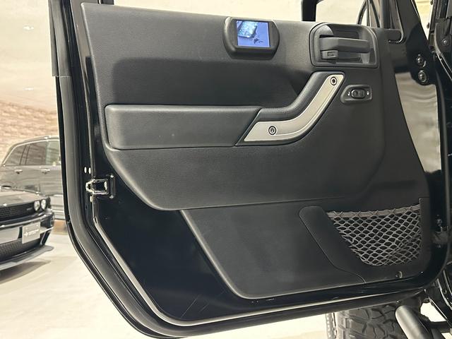 ジープ・ラングラーアンリミテッド サハラ　１年保証付／正規ディーラー車／リフトアップ／黒革ヒーター／フルセグ／ＣＤ＆ＤＶＤ／ＥＴＣ／横＆後カメラ／社外フロントバンパー＆サイドステップ／ＬＥＤヘッドライト＆テールライト／社外１７ｉｎｃｈＡＷ／（52枚目）