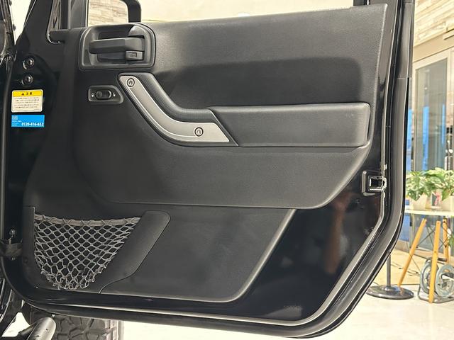 ジープ・ラングラーアンリミテッド サハラ　１年保証付／正規ディーラー車／リフトアップ／黒革ヒーター／フルセグ／ＣＤ＆ＤＶＤ／ＥＴＣ／横＆後カメラ／社外フロントバンパー＆サイドステップ／ＬＥＤヘッドライト＆テールライト／社外１７ｉｎｃｈＡＷ／（53枚目）