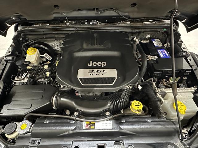 ジープ・ラングラーアンリミテッド サハラ　１年保証付／正規ディーラー車／リフトアップ／黒革ヒーター／フルセグ／ＣＤ＆ＤＶＤ／ＥＴＣ／横＆後カメラ／社外フロントバンパー＆サイドステップ／ＬＥＤヘッドライト＆テールライト／社外１７ｉｎｃｈＡＷ／（56枚目）