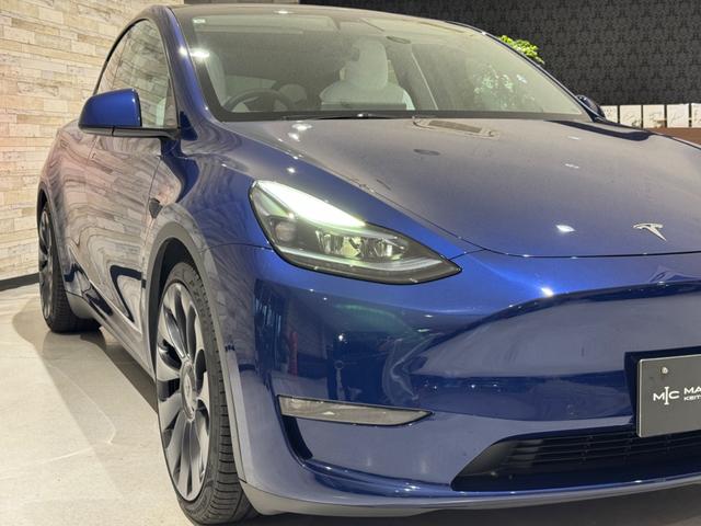 モデルＹ パフォーマンス　１オーナー／オートパイロット／レーンキープ／ＢＳＭ／ＥＴＣ２．０／ガラスルーフ／ホワイトレザー／シートヒーター／Ｓ＆Ｂカメラ／障害物センサー／電動リアゲート／スマートキー／純正２１ＡＷ／赤キャリパー（10枚目）