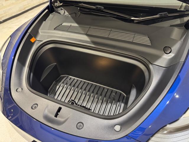 モデルＹ パフォーマンス　１オーナー／オートパイロット／レーンキープ／ＢＳＭ／ＥＴＣ２．０／ガラスルーフ／ホワイトレザー／シートヒーター／Ｓ＆Ｂカメラ／障害物センサー／電動リアゲート／スマートキー／純正２１ＡＷ／赤キャリパー（22枚目）