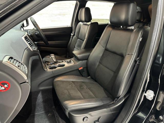 ジープ・グランドチェロキー アルティテュード　１年保証付／正規ディーラー車／黒ハーフレザー／パワーシート＆ヒーター／フルセグ／ＥＴＣ／前後ソナー／前＆横＆後カメラ／Ｂｌｕｅｔｏｏｔｈ＆ＵＳＢ／フォグライト／エアサス／純正ブラック２０ｉｎｃｈＡＷ（22枚目）