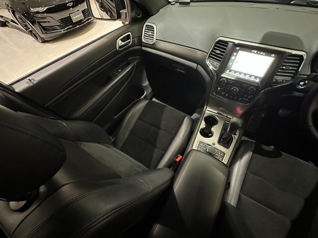 ジープ・グランドチェロキー アルティテュード　１年保証付／正規ディーラー車／黒ハーフレザー／パワーシート＆ヒーター／フルセグ／ＥＴＣ／前後ソナー／前＆横＆後カメラ／Ｂｌｕｅｔｏｏｔｈ＆ＵＳＢ／フォグライト／エアサス／純正ブラック２０ｉｎｃｈＡＷ（30枚目）