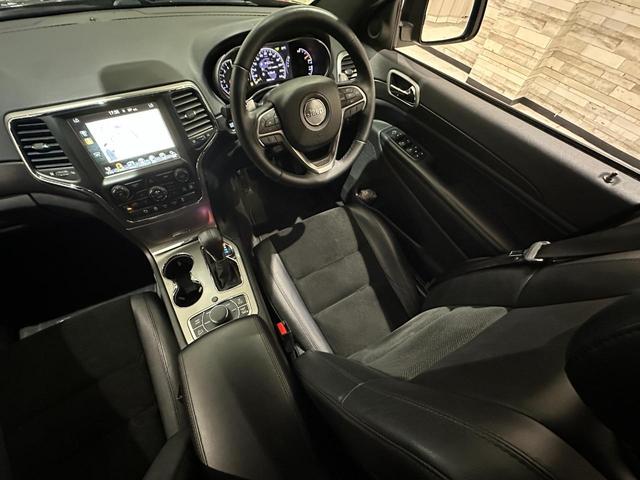 ジープ・グランドチェロキー アルティテュード　１年保証付／正規ディーラー車／黒ハーフレザー／パワーシート＆ヒーター／フルセグ／ＥＴＣ／前後ソナー／前＆横＆後カメラ／Ｂｌｕｅｔｏｏｔｈ＆ＵＳＢ／フォグライト／エアサス／純正ブラック２０ｉｎｃｈＡＷ（31枚目）