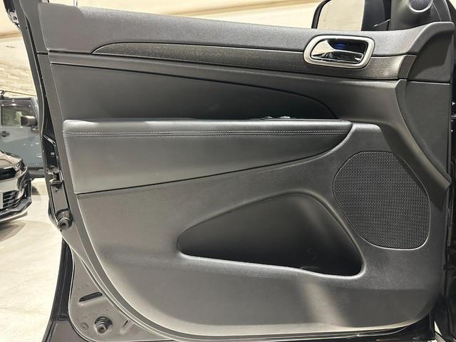 ジープ・グランドチェロキー アルティテュード　１年保証付／正規ディーラー車／黒ハーフレザー／パワーシート＆ヒーター／フルセグ／ＥＴＣ／前後ソナー／前＆横＆後カメラ／Ｂｌｕｅｔｏｏｔｈ＆ＵＳＢ／フォグライト／エアサス／純正ブラック２０ｉｎｃｈＡＷ（50枚目）