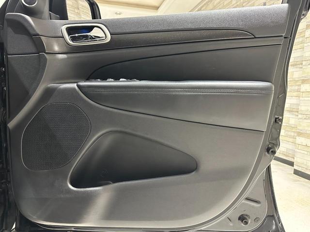 ジープ・グランドチェロキー アルティテュード　１年保証付／正規ディーラー車／黒ハーフレザー／パワーシート＆ヒーター／フルセグ／ＥＴＣ／前後ソナー／前＆横＆後カメラ／Ｂｌｕｅｔｏｏｔｈ＆ＵＳＢ／フォグライト／エアサス／純正ブラック２０ｉｎｃｈＡＷ（51枚目）
