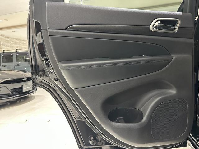 ジープ・グランドチェロキー アルティテュード　１年保証付／正規ディーラー車／黒ハーフレザー／パワーシート＆ヒーター／フルセグ／ＥＴＣ／前後ソナー／前＆横＆後カメラ／Ｂｌｕｅｔｏｏｔｈ＆ＵＳＢ／フォグライト／エアサス／純正ブラック２０ｉｎｃｈＡＷ（52枚目）