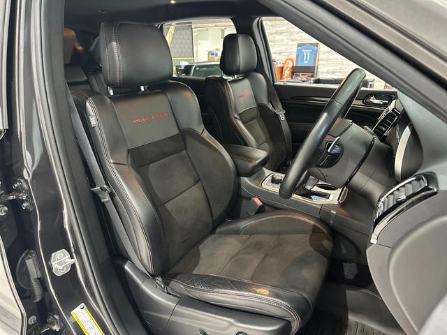 ジープ・グランドチェロキー トレイルホーク　１年保証付／正規ディーラー車／黒ハーフレザー＆パワーシート／エアシート＆ヒーター／ＥＴＣ／フルセグ／ステアリングヒーター／ＢＳＭ／前後ソナー／前＆横＆後カメラ／エアサス／ＡＣＣ／純正１８ｉｎｃｈＡＷ（21枚目）