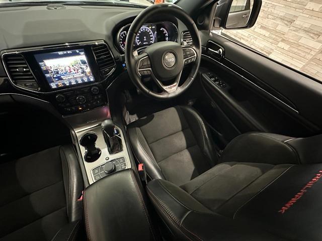 ジープ・グランドチェロキー トレイルホーク　１年保証付／正規ディーラー車／黒ハーフレザー＆パワーシート／エアシート＆ヒーター／ＥＴＣ／フルセグ／ステアリングヒーター／ＢＳＭ／前後ソナー／前＆横＆後カメラ／エアサス／ＡＣＣ／純正１８ｉｎｃｈＡＷ（31枚目）