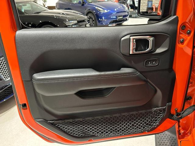 ジープ・ラングラーアンリミテッド サハラ　ローンチエディション　１年保証付／正規ディーラー車／フルセグ／黒革ヒーター／Ｃａｒｐｌａｙ／ステアリングヒーター／ＥＴＣ／前後ソナー／ＰＵＳＨスタート／Ｂｌｕｅｔｏｏｔｈ＆ＵＳＢ／ＢＳＭ／バックカメラ／純正１８ｉｎｃｈＡＷ（52枚目）