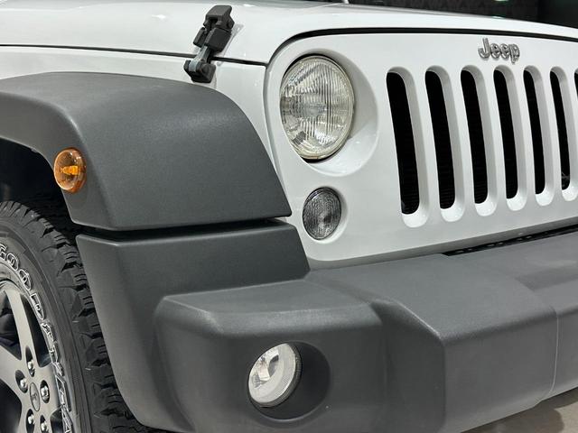 ジープ・ラングラーアンリミテッド スポーツ　１年保証付／正規ディーラー車／サイドカメラ／バックカメラ／ＡＵＸ音楽再生／ＣＤ／キーレス／純正オーディオ／ＥＴＣ／フォグライト／オートヘッドライト／クルーズコントロール／純正ブラック１７ｉｎｃｈＡＷ（12枚目）